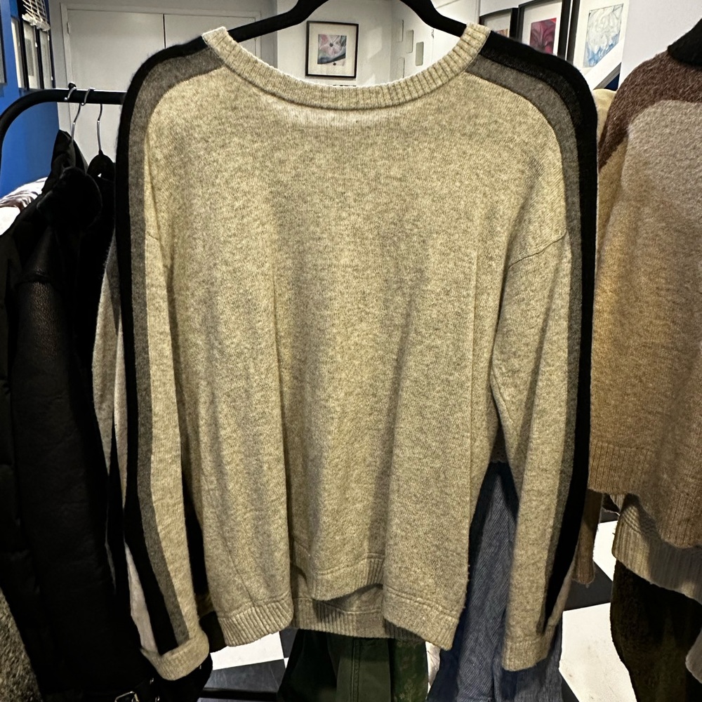 100% cashmere sweater with striped arm.